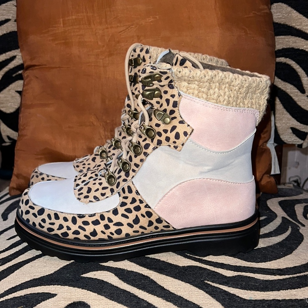 Cute boots with leopard print